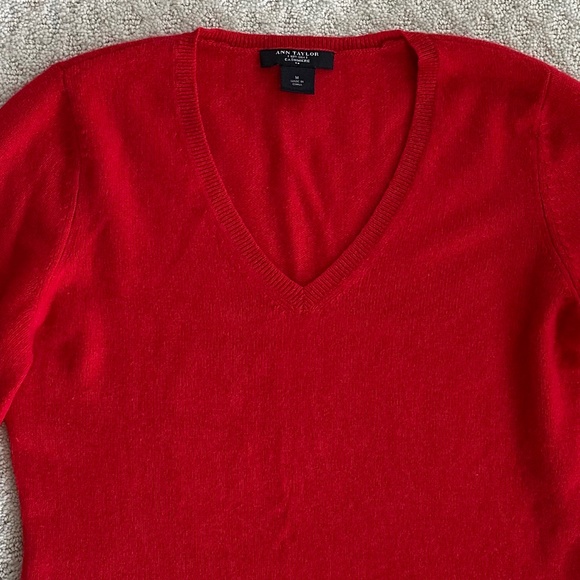 Ann Taylor Women's Cashmere V-Neck Sweater Red Med Cozy Soft Winter Holidays - Picture 2 of 8